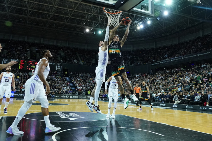 Kyser intenta encestar ante la defensa del Real Madrid. 