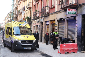 Policías municipales y autonómicos, junto a sanitarios y miembros de la comitiva judicial, en el lugar de los hechos. 