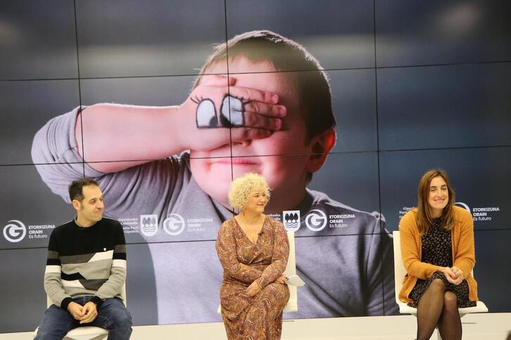 Presentación de la campaña de acogida de menores en Gipuzkoa.