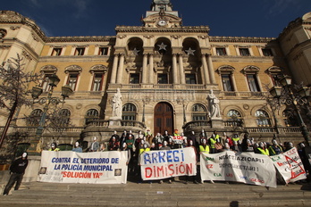 Protesta de los trabajadores de la Policía Municipal mientras se aprobaban los presupuestos en el Plano.