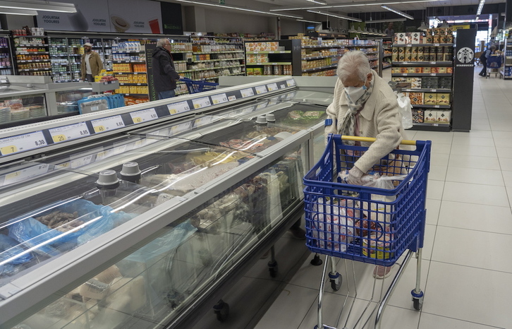 Emakume bat erosketak egiten, artxiboko irudian.