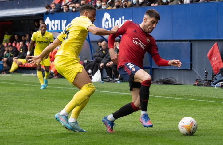 Nacho Vidal protege el balón en un partido de Liga.