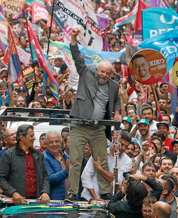 Lerro hauen gainean, Gustavo Petro Kolonbiako presidentearen agerraldia. Aurreko orrialdean, Lula, garaipenera eramango zuen hauteskunde kanpainako ekitaldi batean, Sao Paulon.