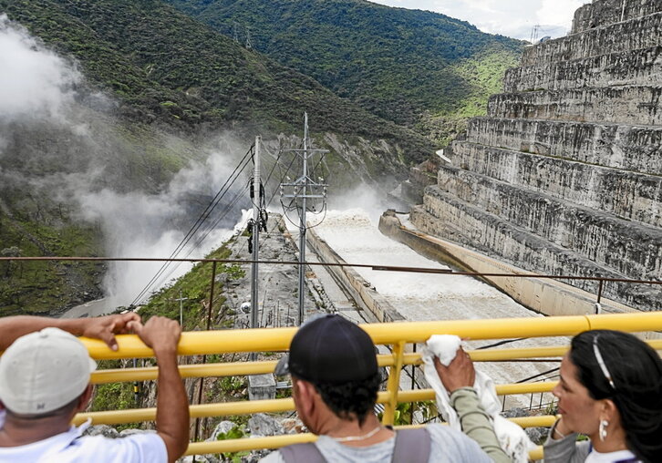 A la izquierda, visita a Hidroituango, la mayor planta hidroeléctrica de Colombia. Arriba, vistas al municipio de Ituango.