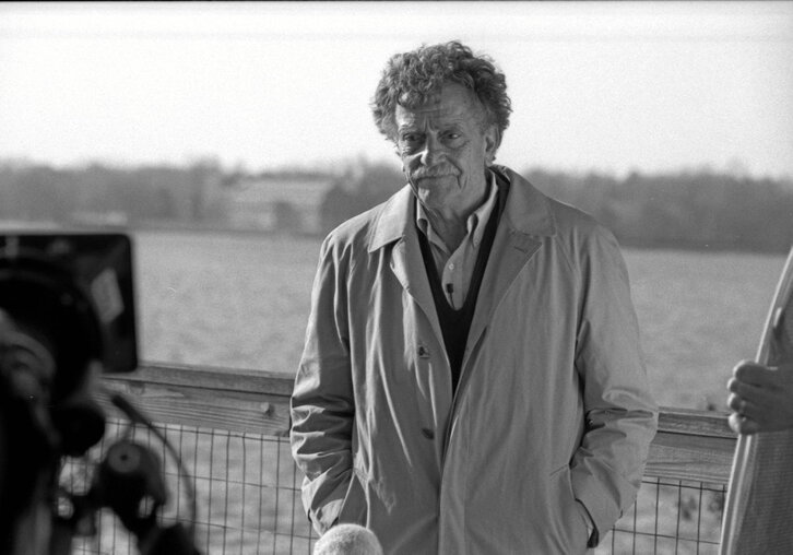 Viñetas de la novela gráfica «Matadero cinco» y, en la página anterior, Kurt Vonnegut ante la cámara de Robert B. Weide en «Unstuck in Time». (Whyaduck Productions).