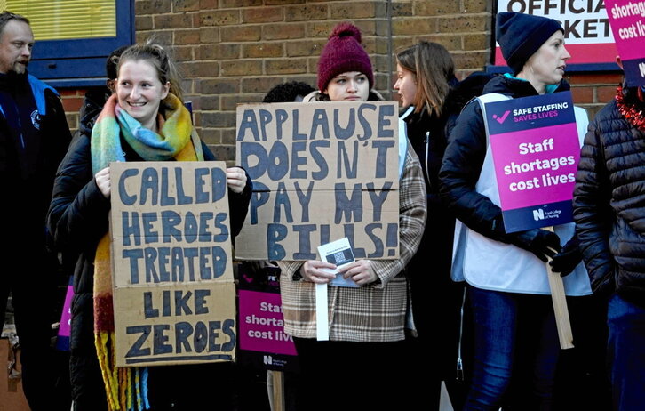 Protesta de enfermeras en una oleada de huelgas a la que se han sumado ferroviarios, maestros, transportistas, carteros...