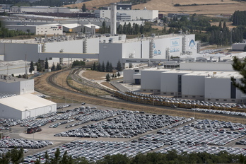Imagen de la planta de Volkswagen en Landaben, con la vía de tren en el centro. 