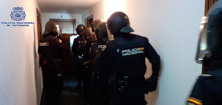 Intervención de la Policía española en La Rioja, en una actuación que no tiene nada que ver con la información.