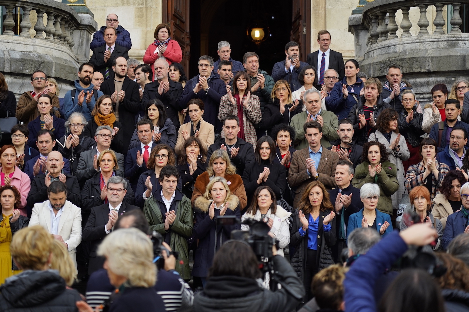 Bilboko udaletxe atarian egin dute Rebeca Huaytaren hilketa salatzeko elkarretaratzea. (Aritz LOIOLA/FOKU)
