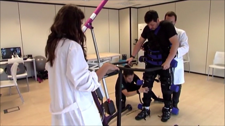 Sesión de rehabilitación realizada con Degand y el exoesqueleto HANK en el centro Onbideratu de Urretxu.