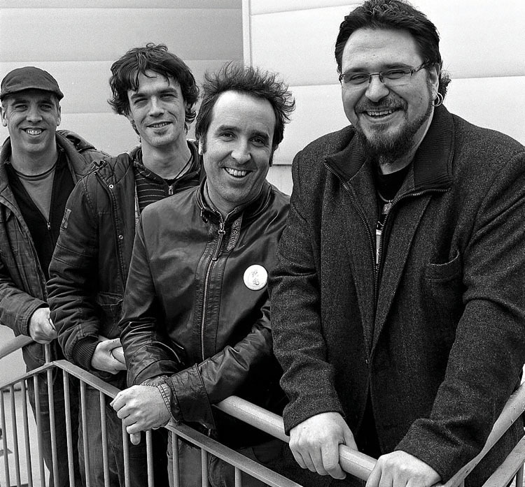 El grupo Etxeko Uzta con Petti (primero por la derecha) en Pasai Antxo. Fotografía: Jon Iraundegi