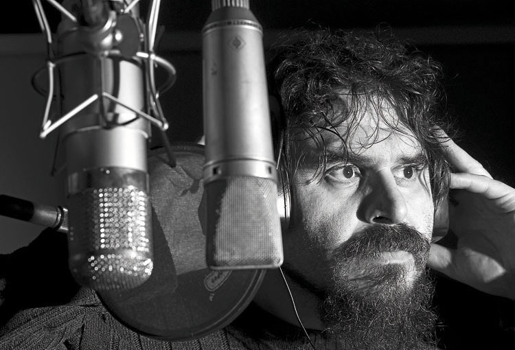 Petti grabando en el estudio de Elkar en Donostia. Fotografías: Juxe Areta