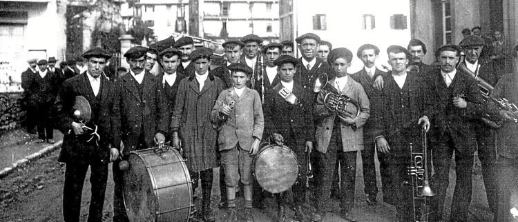 Banda de Música de Bera –1978–. (Fotografías cedidas para el libro “Bera” por Tere Abril e Isabel Ferrero).