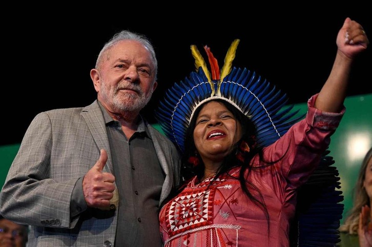 Lula da SIlva junto a la ministra de los Pueblos Indígenas Sônia Guajajara.