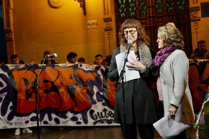 Lukas Agirreren ama agur ekitaldian, herritarrei eskertza hitzak adierazten