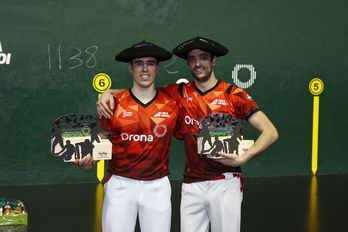 Segurola y Larrañaga posan con sus más que merecidas txapelas.