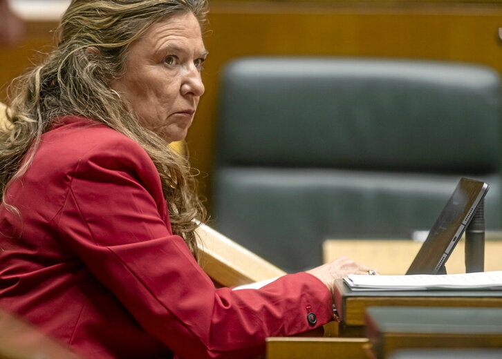 La consejera Gotzone Sagardui, durante un pleno de control al Gobierno de Lakua.