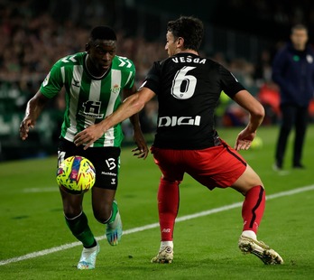 Luiz Henrique trata de superar la presión de Vesga.
