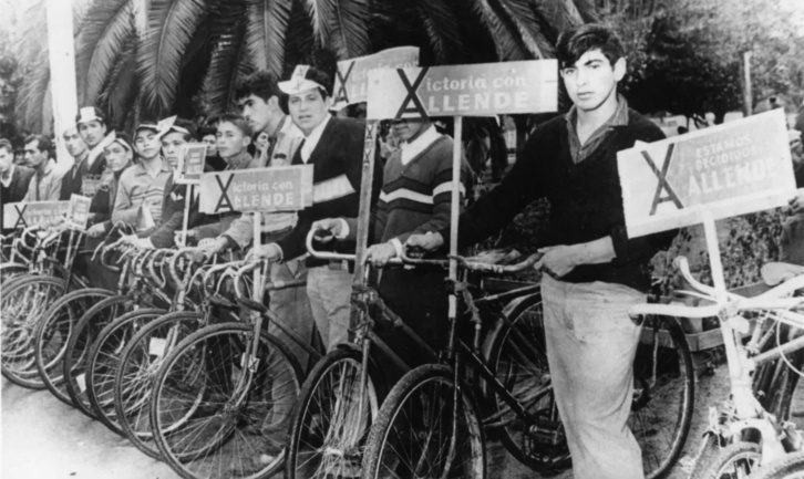 Jovenes chilenos en bici, en campaña por Salvador Allende en 1970.