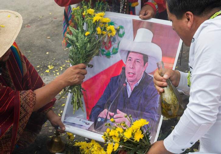 Chamanes de Perú hace un ritual con un póster con la imagen de Pedro Castillo.