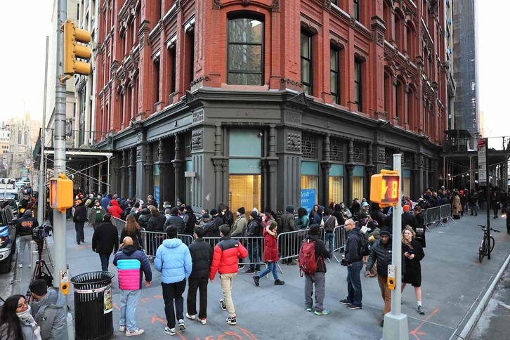 Cientos de personas acuden a primera tienda legal de marihuana en Nueva York.