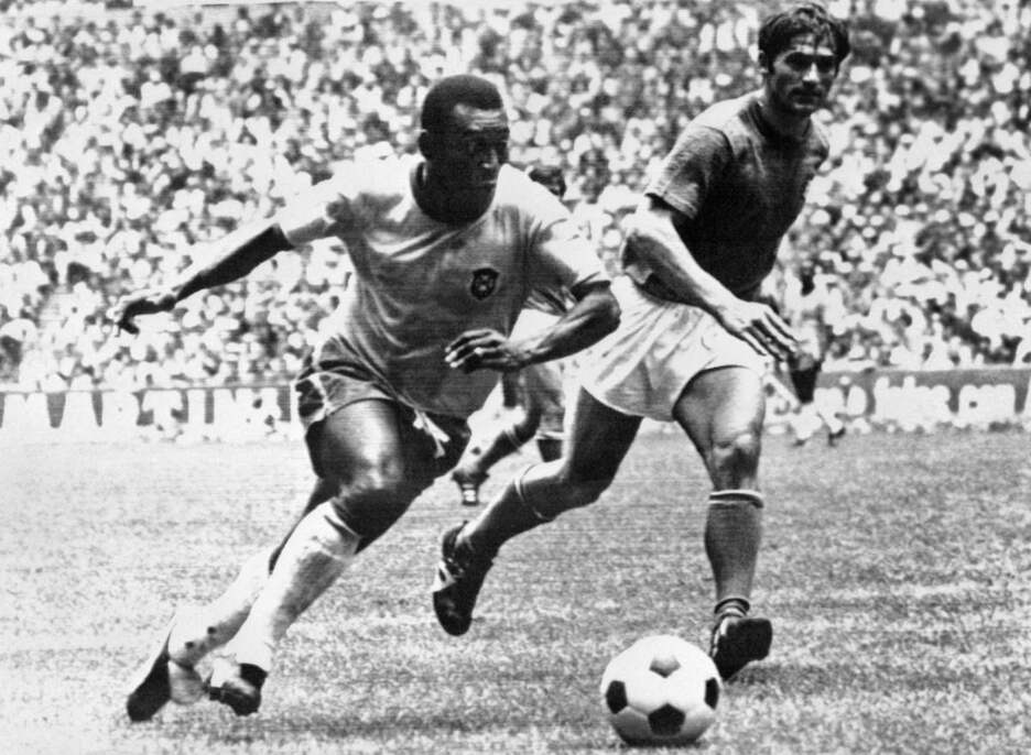 1970ean Pele Tarcisio Burgnich atzelari italiarrari iskin egiten Mexiko Hiriko Munduko Kopako finalean.