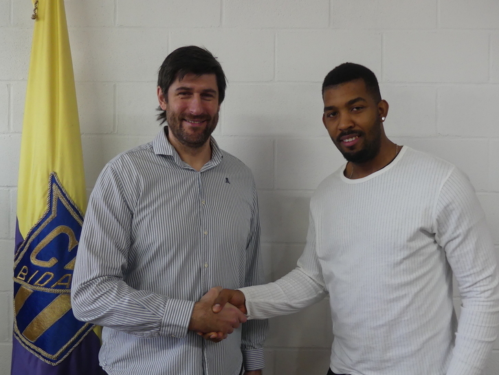 Dariel García posa con el presidente Gurutz Aginagalde.