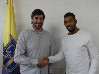 Dariel García posa con el presidente Gurutz Aginagalde.