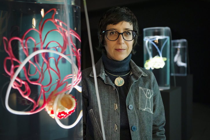 Maria Ptqk junto a las criaturas marinas imaginadas por Pinar Yoldas.