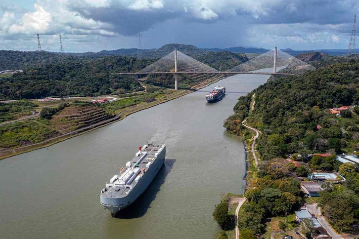 Dos buques navegan por el Canal de Panamá.