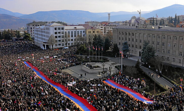 Imagen de la multitudinaria protesta que tuvo lugar en Stepanakert del 25 de diciembre.
