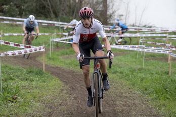 Ion Izagirre, en el circuito de Iurramendi en Tolosa.