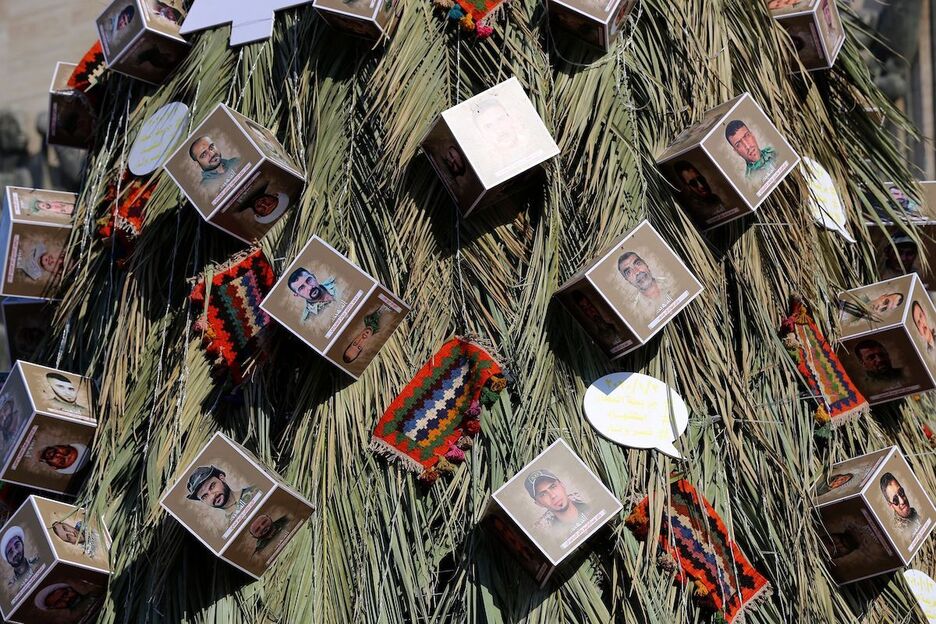 Gabonetako apaingarrietan hildakoak oroitzea dute ohitura Irak-en. Bagdad hiriburuko Tahrir plazako honetan, Abu Mahdi al-Muhandis eta Qasem Soleimani komandanteen irudiak ikus daitezke.