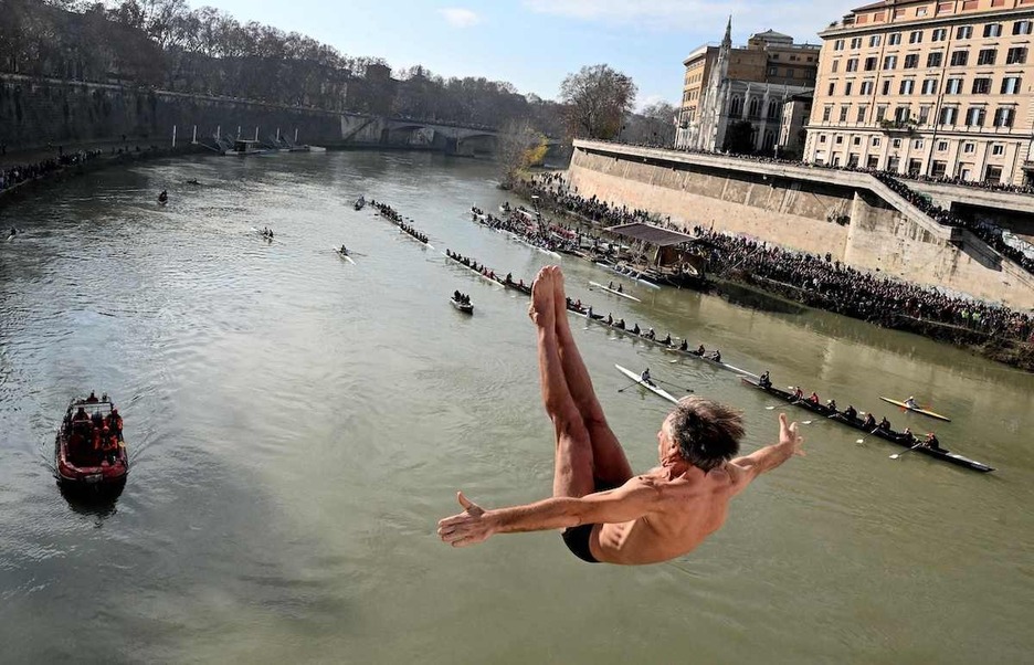 Marco Fois sorosle oihak Tiber ibaira jauzi egin eman dio ongi etorria urte berriari, Erroman.