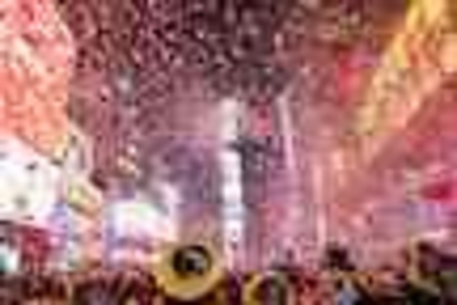 Koloretako konfetiek Times Aquareko zerua bete dute, New Yorken.