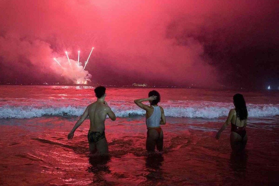 Brasilgo Rio de Janeiroko Copacabana hondartza ezagunean itsason murgilduta eta su artifizialei begira abiatu dute urtea.
