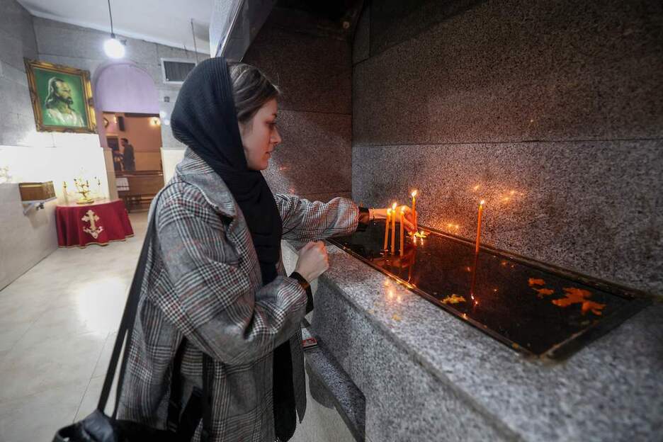 Irango emakume kristau batek kandela bat pizten du Teherango Saint Targmanchats Armeniako elizan.