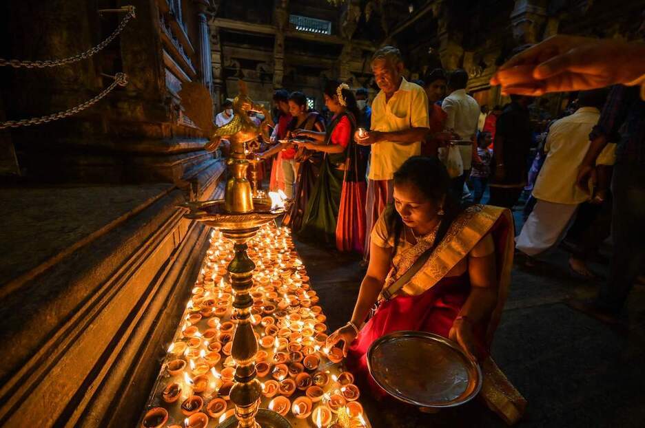 Urteberri egunean olio-lanparak piztu eta otoitzak eskaini dituzte Sri lankako Colombo hiriko tenplu hindu batean.