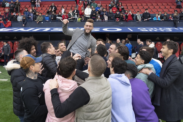 Torres es manteado por sus excompañeros durante la celebración realizada en El Sadar.