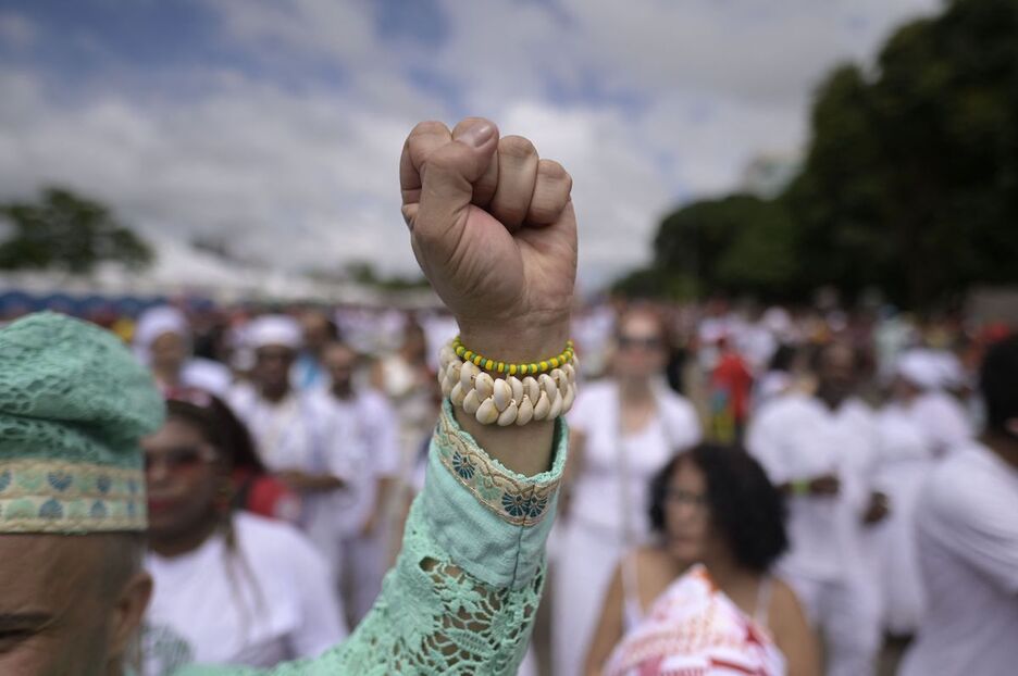 Lula da Silva presidente hautatuaren jarraitzaile bat, Umbanda erlijio afrobrasildarraren jarraitzailea, ukabila altxatuz Esplanada dos Ministeriosera iristean, Brasilian, inaugurazio ekitaldira. Lula da Silva presidente hautatuaren jarraitzaile bat, Umbanda erlijio afrobrasildarraren jarraitzailea, ukabila altxatuz Esplanada dos Ministeriosera iristean, Brasilian, inaugurazio ekitaldira.