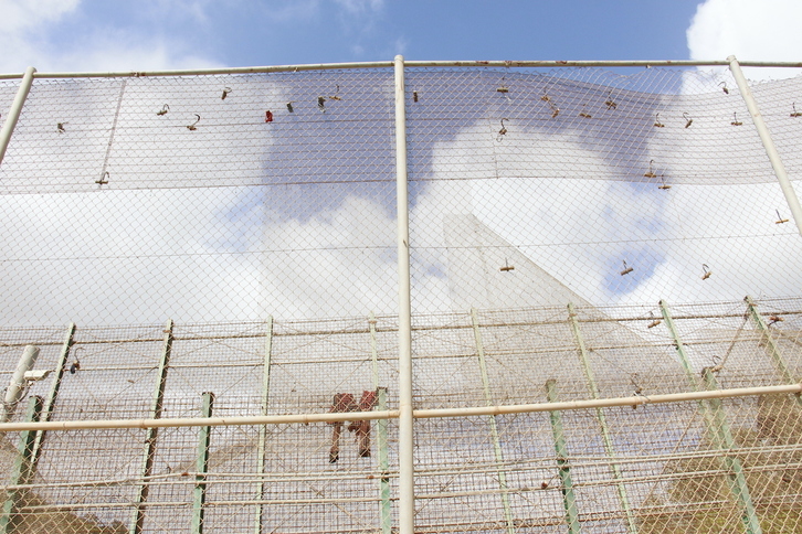 La valla de Melilla, icono de esta política, con restos de un intento de salto masivo en 2018.
