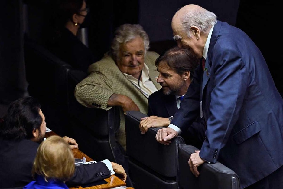 Uruguayko presidentea Luis Lacalle, Jose Mujica eta Julio Maria Sanguinetti Uruguayko presidente ohiekin batera, Lula da Silva iritsi zain.