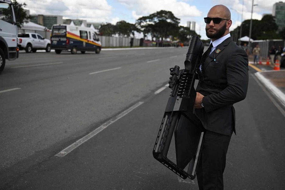 Segurtasun agente batek droneen aurkako pistola batekin, ekitaldiaren aurretik. Segurtasun agente batek droneen aurkako pistola batekin, ekitaldiaren aurretik.