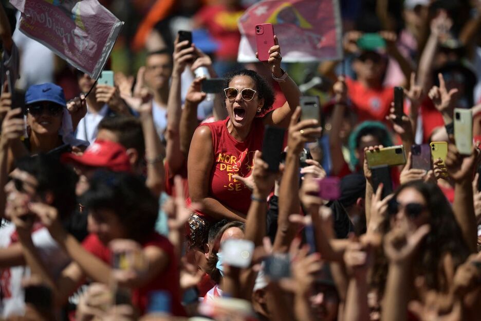 Lula da Silvaren aldeko bat presidente berria goraipatzen. Lula da Silvaren aldeko bat presidente berria goraipatzen.