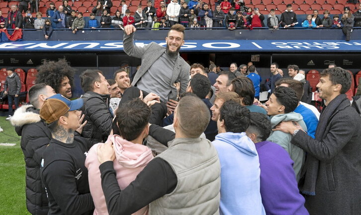 Roberto Torres es manteado por sus ya excompañeros durante su despedida en El Sadar.