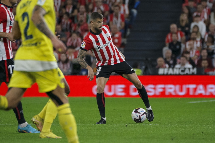 Iñigo Martínez en el partido frente al Villarreal en San Mamés.