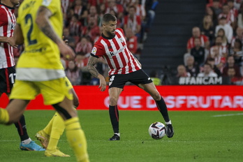 Iñigo Martínez en el partido frente al Villarreal en San Mamés.