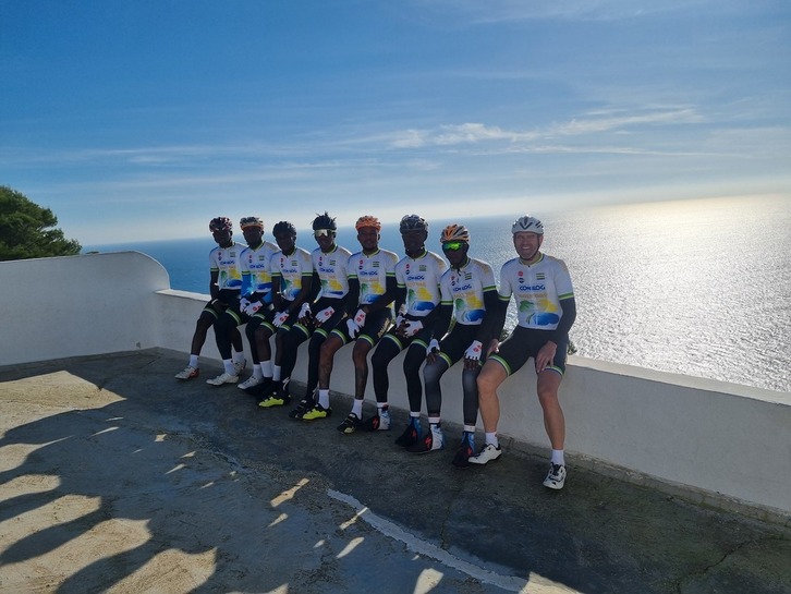 Abraham Olano Gaboneko selekzioarekin Calpen (Alacanten) entrenamendu saio bat egin aurretik.