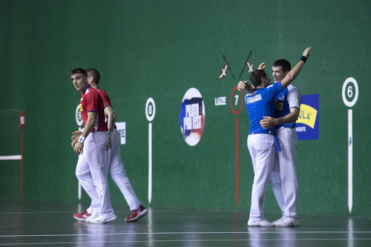 Peio Etxeberria eta Rezusta garaipena ospatzen, Peña Mariezkurrena burumakur direla.