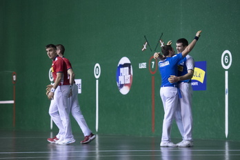 Peio Etxeberria eta Rezusta garaipena ospatzen, Peña Mariezkurrena burumakur direla.